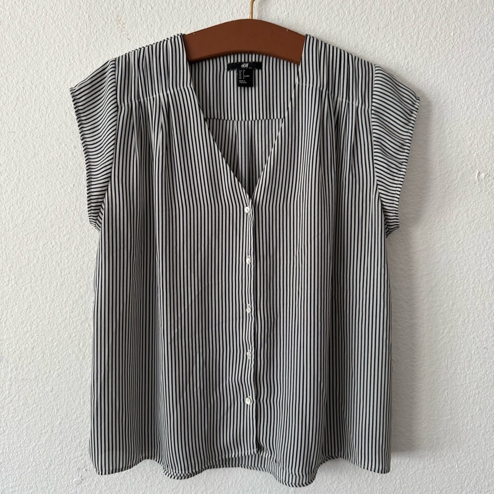 H&M navy striped v-neck blouse with cap sleeves size 8